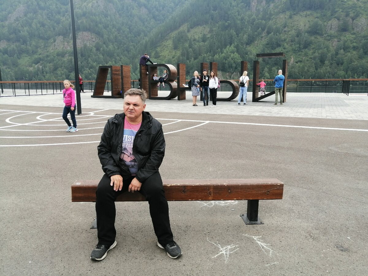 на набережной Дивногорска