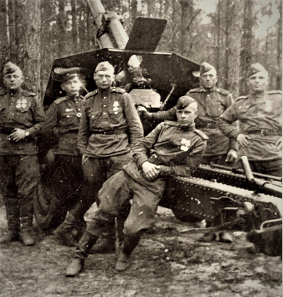 Орудийный расчет Смолякова в 1943 году