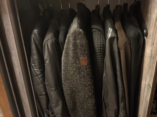 Вообще муж аккуратный и чистоплотный. Так выглядят его вещи в шкафу. Фото автора. Листайте вправо.