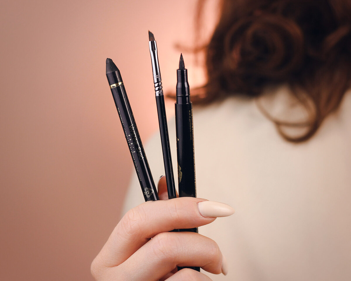 Мои рабочие инструменты: чёрный гелевый карандаш, кисть-скальпель для подводки и лайнер.