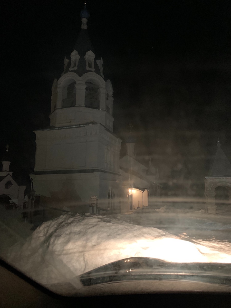 Перед ночным богослужением. 