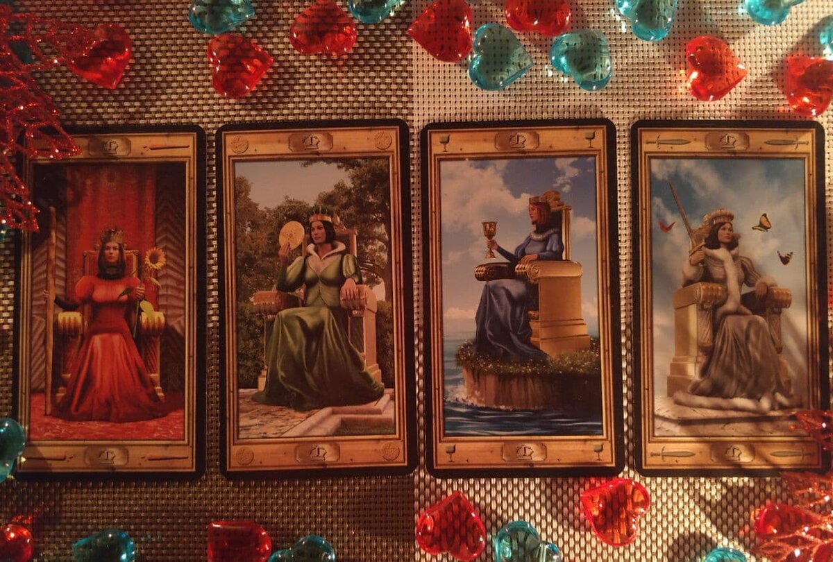 Остановитесь на одной карте из четырех карт: Королева Жезлов, Королева Пентаклей, Королева Кубков, Королева Мечей.