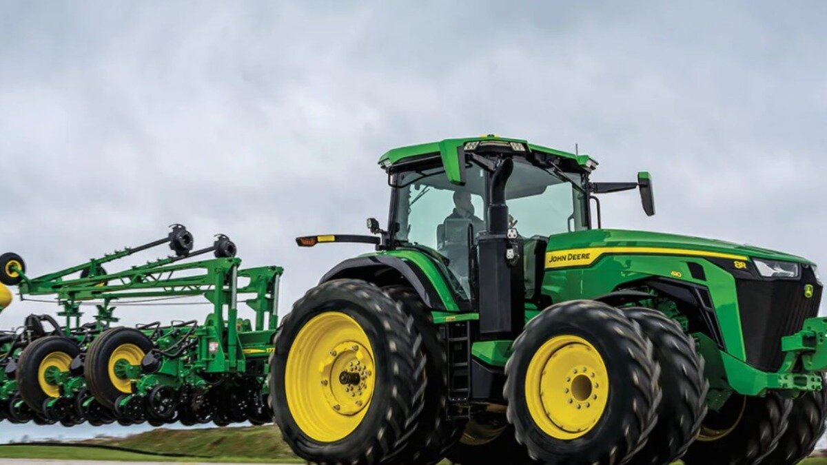 Фото: Официальный сайт John Deere Обновленные тракторы John Deere 8R доступны в семи моделях с мощностью двигателя от 230 до 410 л.с