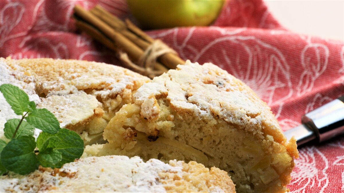 Воздушный бисквитный пирог с яблоками без выпечки в духовке (просто и вкусно)