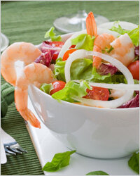 Из-за разборчивости и щепетильности в еде Весы обычно хорошо питаются и не испытывают недостатка в питательных веществах – ведь домашние, приготовленные с любовью блюда гораздо красивее фаст-фуда и колбасы. Некоторые особенно чувствительные Весы даже становятся вегетарианцами по причине привередливости – ведь фрукты и овощи гораздо привлекательнее сырого мяса. При переходе на вегетарианскую систему питания Весы не испытывают трудностей с планированием рациона. В этом им помогает природное чутьё и чувство прекрасного.