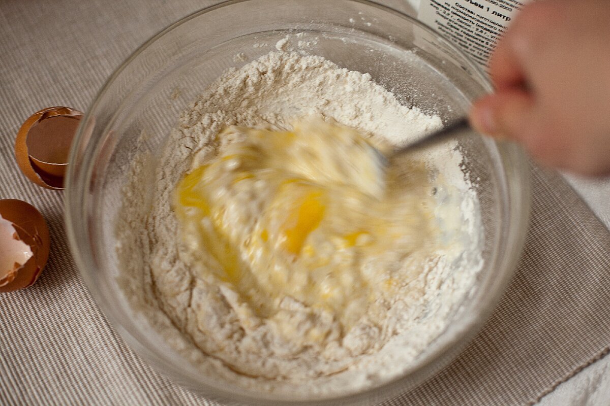 Именно вилкой хорошо "собирается" вся мука в тесто.