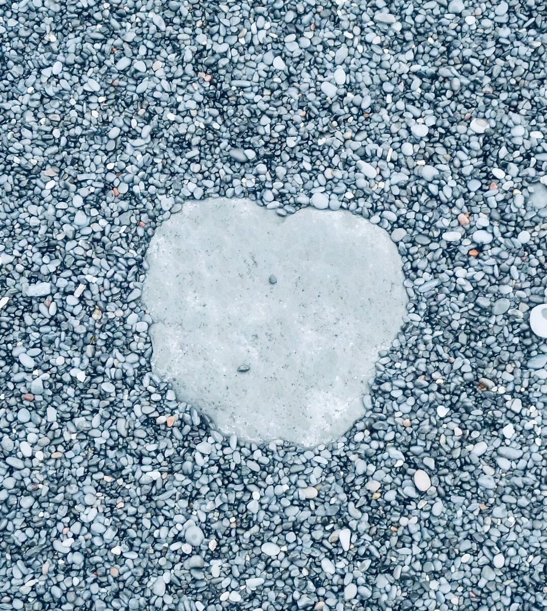 Камень в форме сердца был много лет назад найден на краю света не просто так. Фото сделано автором и принадлежит автору 