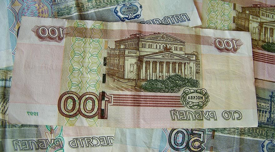 Как повысятся пенсии в России в 2021 году 
