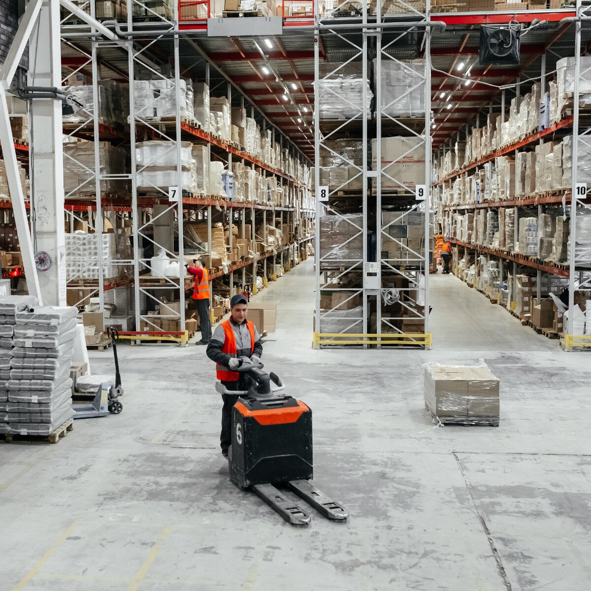 Все стеллажи и полки с ячейками пронумерованы