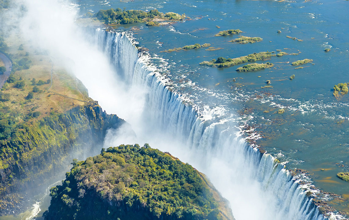 Крупнейшие водопады. Водопад Виктория. Водопад Виктория на реке Замбези, граница Замбии и Зимбабве. Национальный парк Виктория Фоллс. МОСИ-ОА-Тунья.