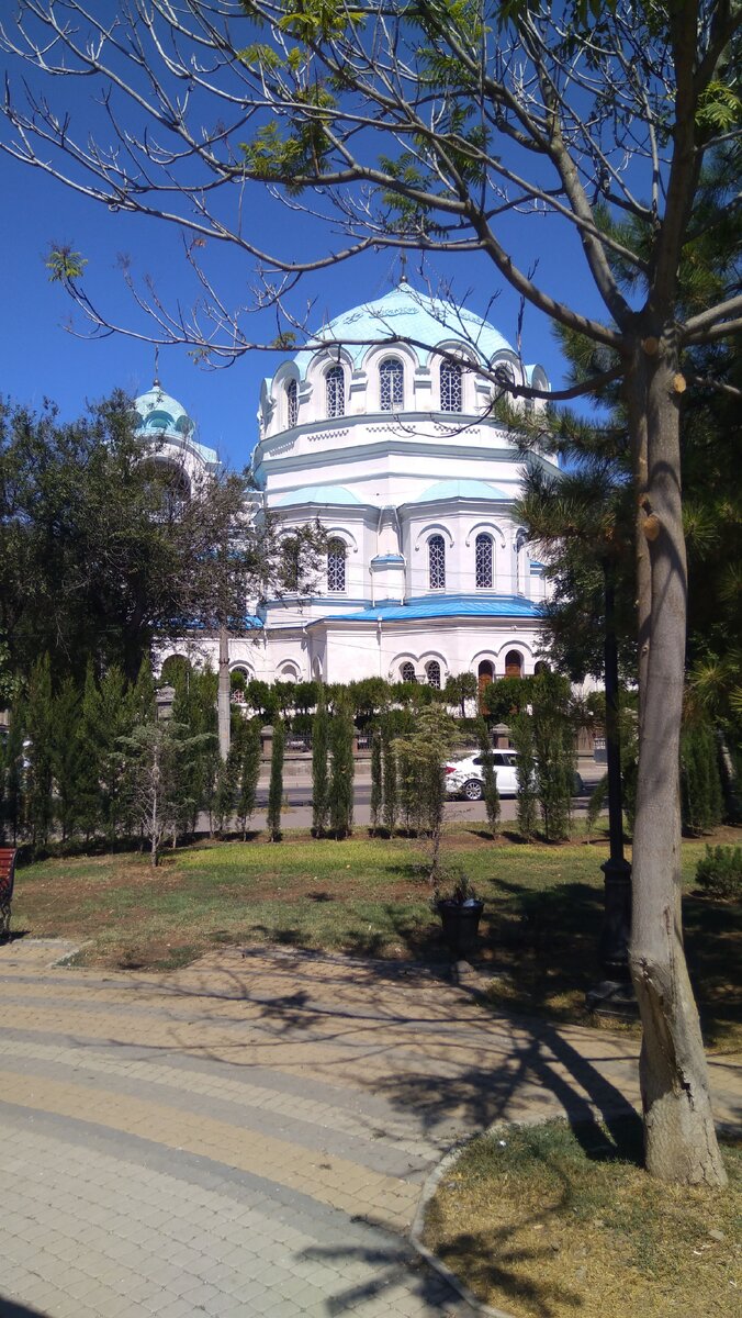 Храм, без всякого сомнения, главная доминанта исторической части Евпатории, наряду с мечетью Джума-Джами и  церковью св. Пророка Ильи, определяет со стороны моря архитектурный силуэт города.