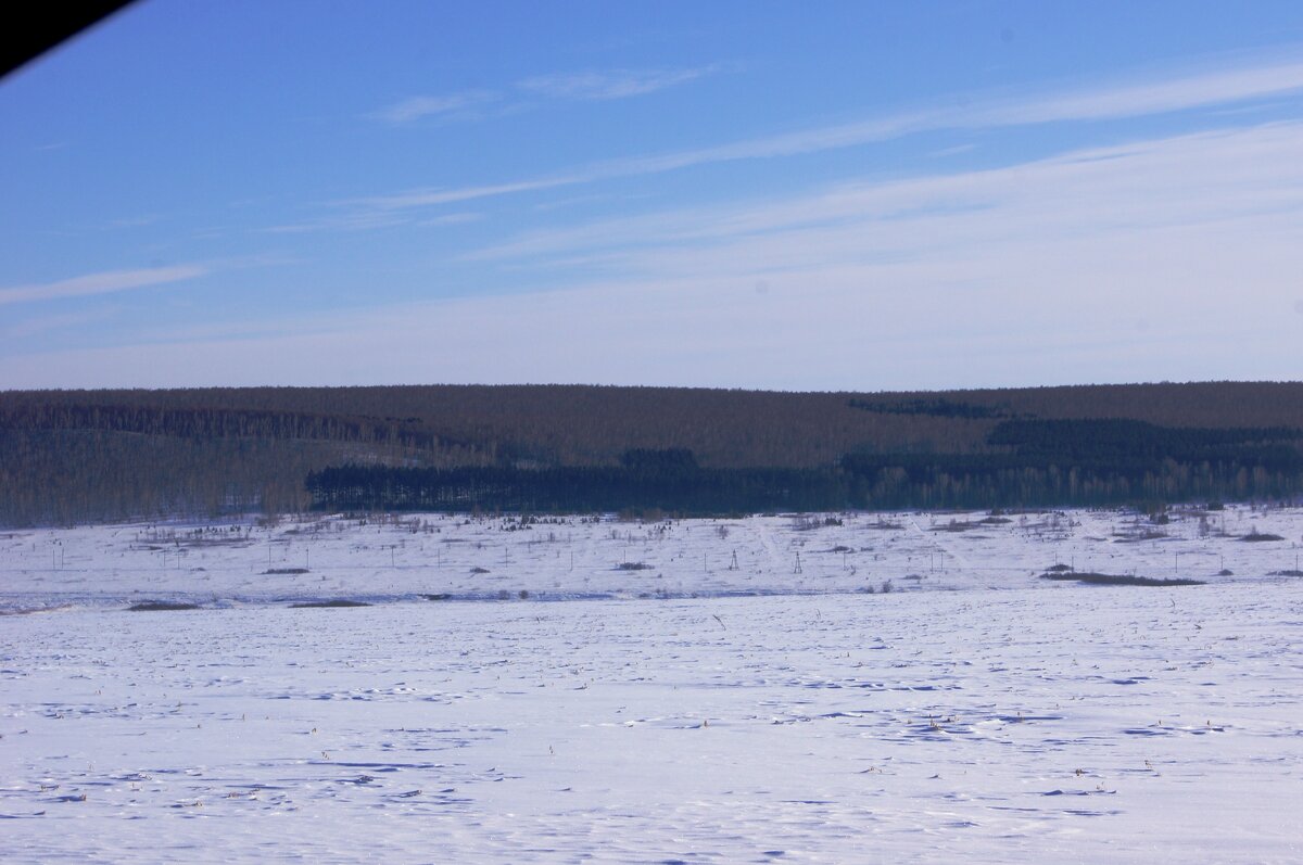 Ниже и левее подводная лодка, выше и правее танк.