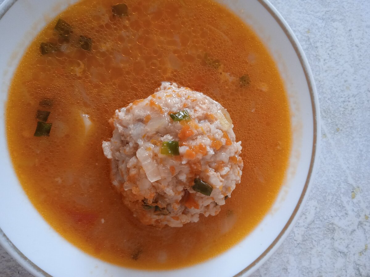 ежики с рисом в бульоне.