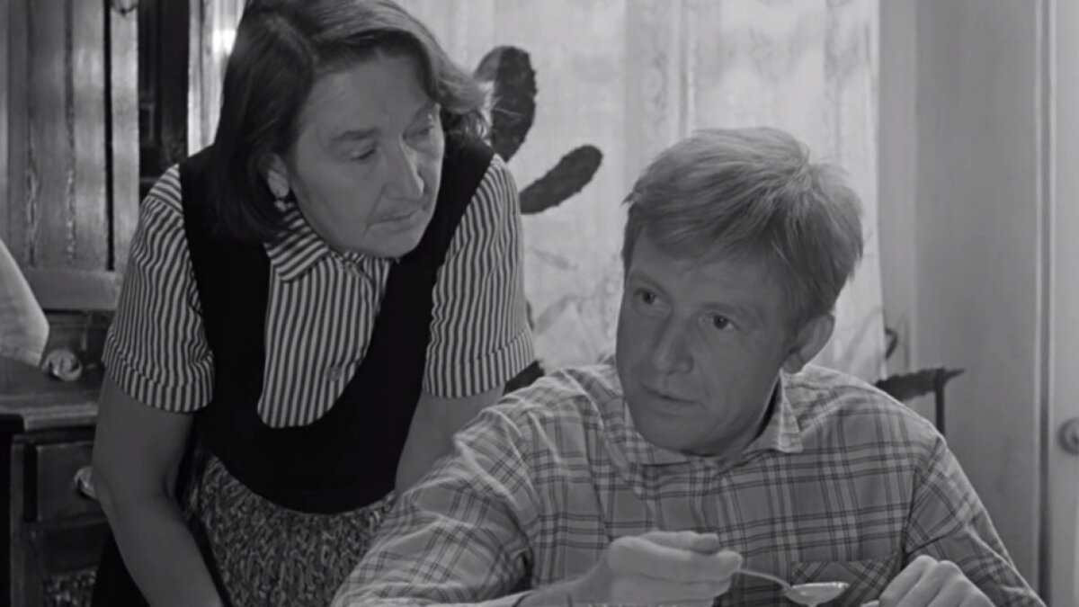 Юра - добрый, скромный и застенчивый малый, любимый и любящий сын. Кадр из фильма "Берегись автомобиля". Источник фото - www.domkino.tv