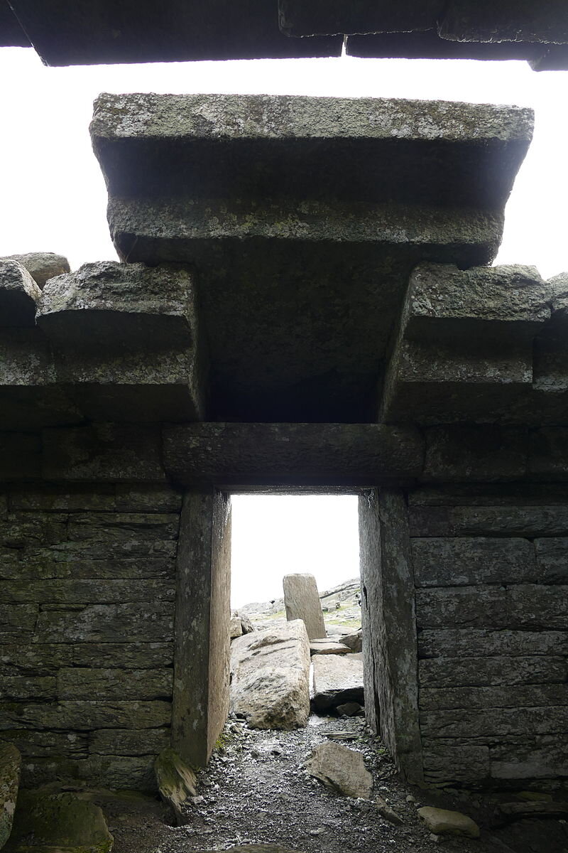 Дракоспит на вершине горы Охи. Автор: Klaus-Norbert. Creative Commons Attribution-Share Alike 3.0 Unported license. Источник: https://commons.wikimedia.org/wiki/File:P1010843_Ochi-Drachenhaus_Eingangsbereich_von_innen.JPG