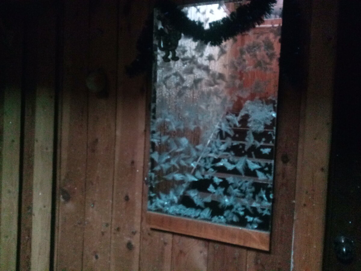 У зеркала скорость теплообмена выше, потому и иней на нём уже более крупный чем на стене.