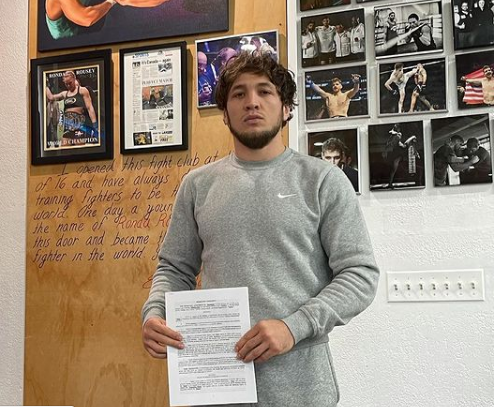 Багдасарян демонстрирует трудовой договор с гигантом ММА