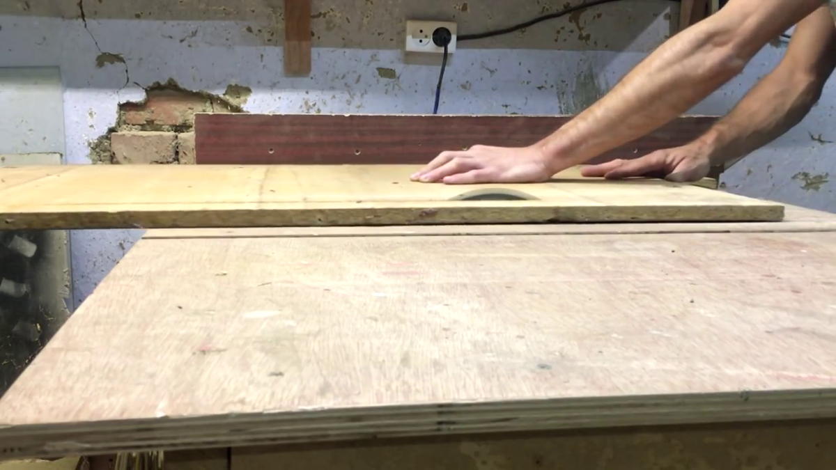 Распиливаем доски.