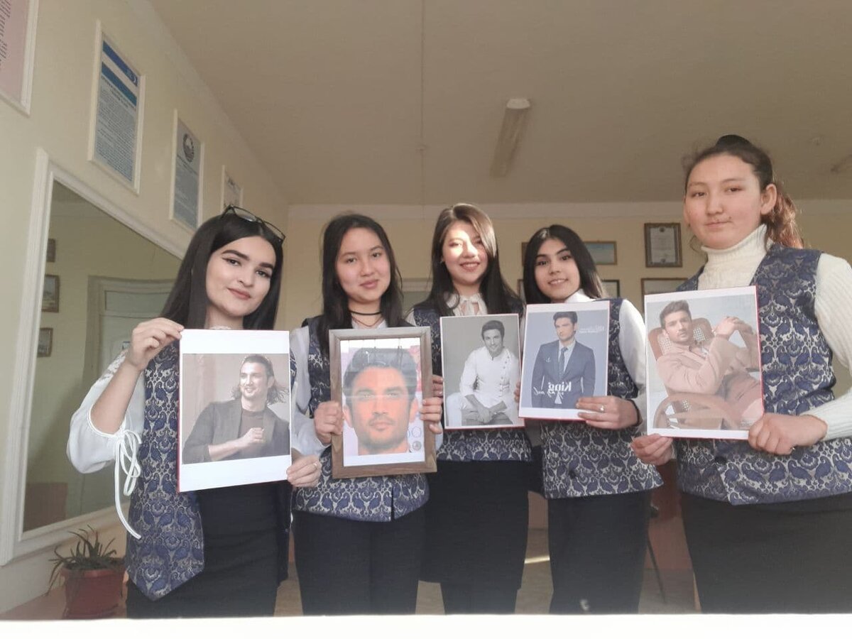 Фото прислала Наргиза. Её подопечные с портретами актёра Сушанта Сингх Раджпута