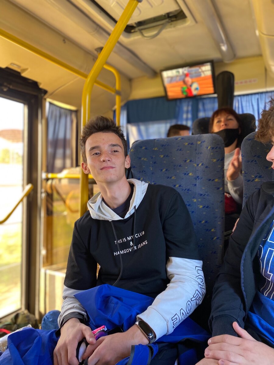 Друг в предвкушении похода. Фото с троллейбуса.