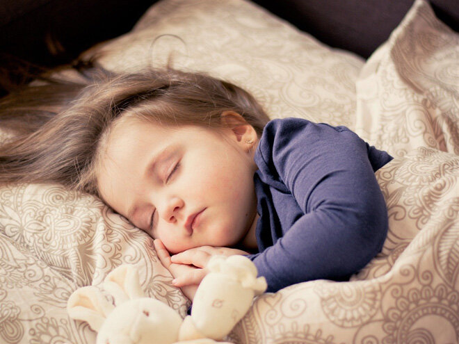 Младенец кряхтит, сопит и хрюкает во сне? Рассказываем, почему это происходит