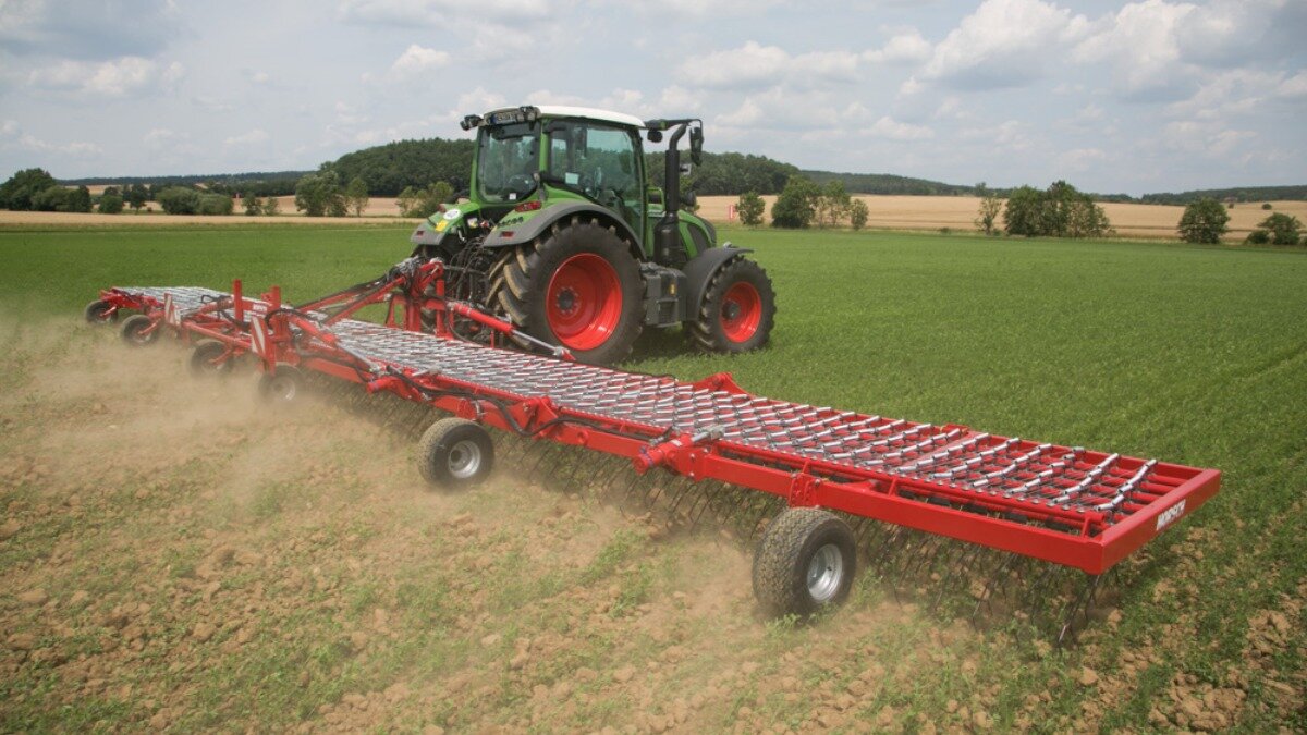 Фото: Портал farm-connexion.com Борона Horsch Cura 12 ST в работе