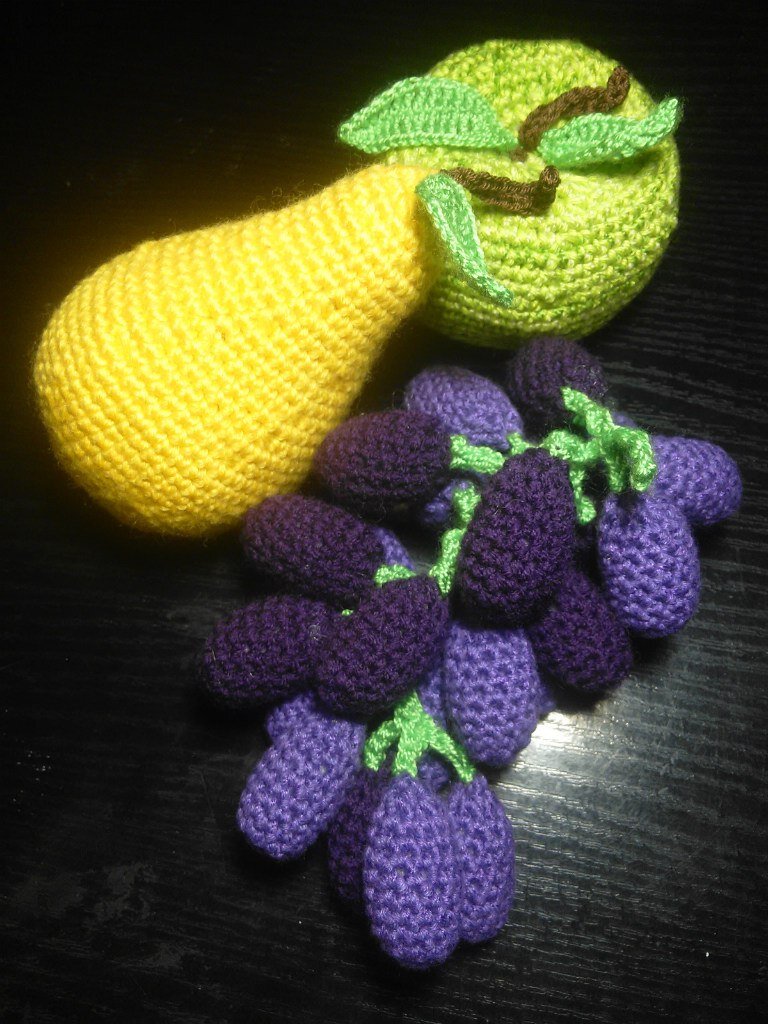 Гроздь винограда и фрукты. 