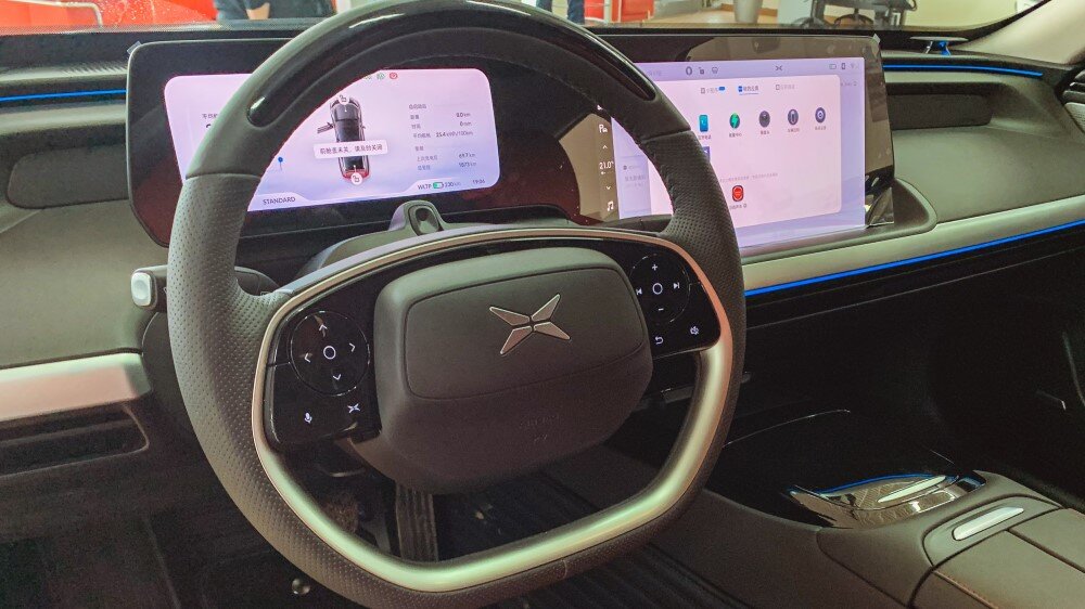 На фото: рулевое колесо Xpeng P7.