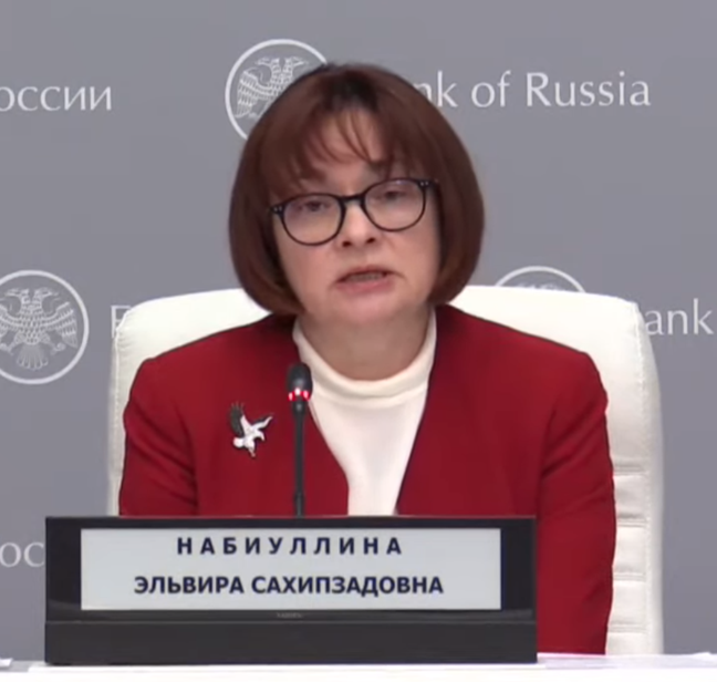 Скриншот с пресс-конференции Эльвиры Набиуллиной 19 марта 2021 года. Брошь в виде ястреба символизирует переход от снижения ставки к повышению. 