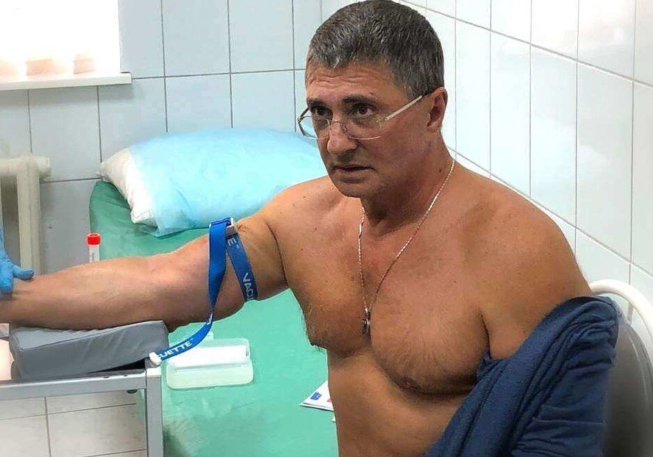 Мясников делает прививку