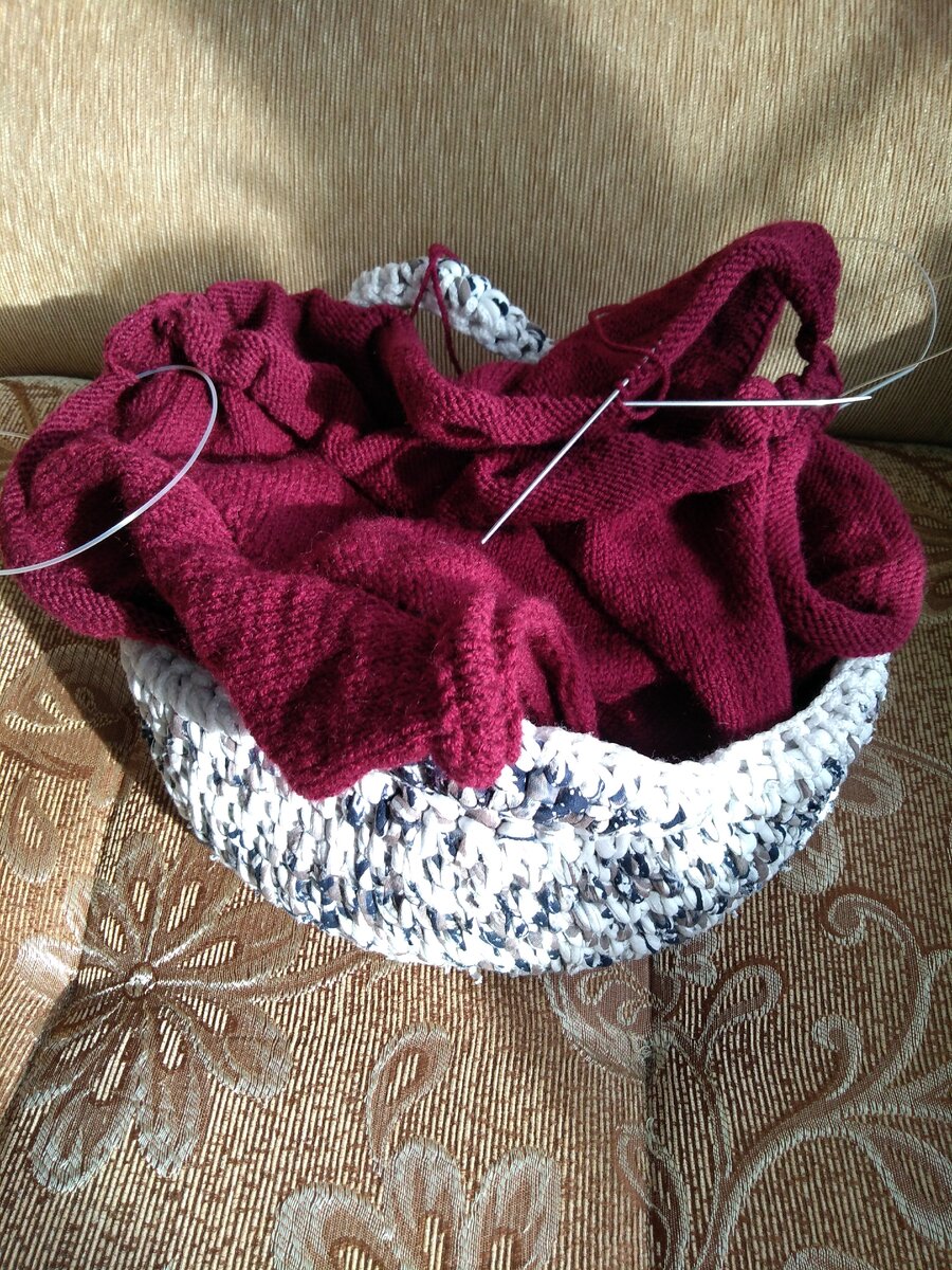 Решила еще связать свитерок на весну. Думаю лишним не будет. 