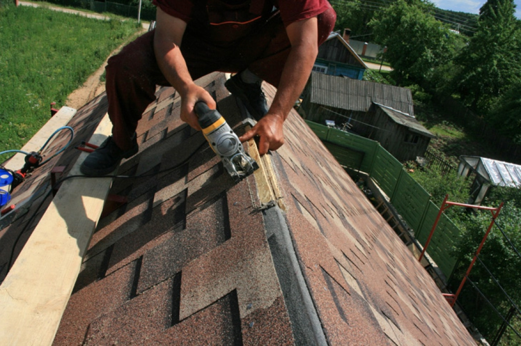 Стропильная система под керамическую черепицу. Монтаж натуральной черепицы. Ендовый ковер технониколь. Технология кровли мягкой черепицей. Кровельщик мягкая кровля.