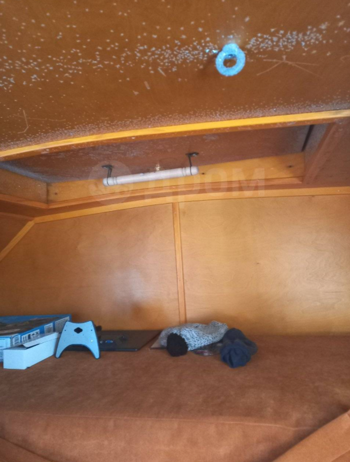 Имеется люк для выхода на крышу. Фото с сайта Дром.ру. >>>>