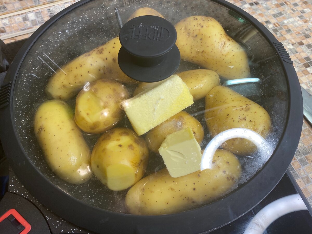 Воду плохо видно, но она есть. 