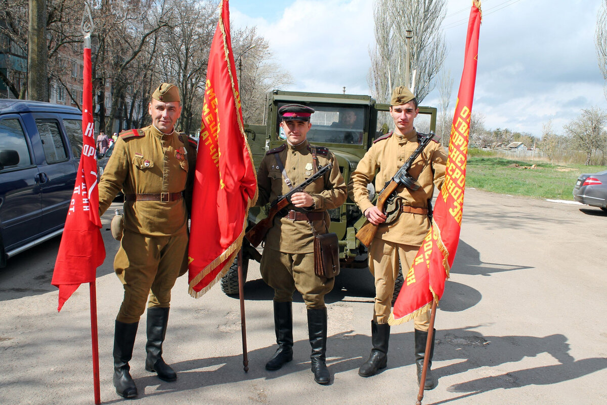 Реконструкторы со знаменами // Фото: пресс-служба Центрального музея Тавриды 