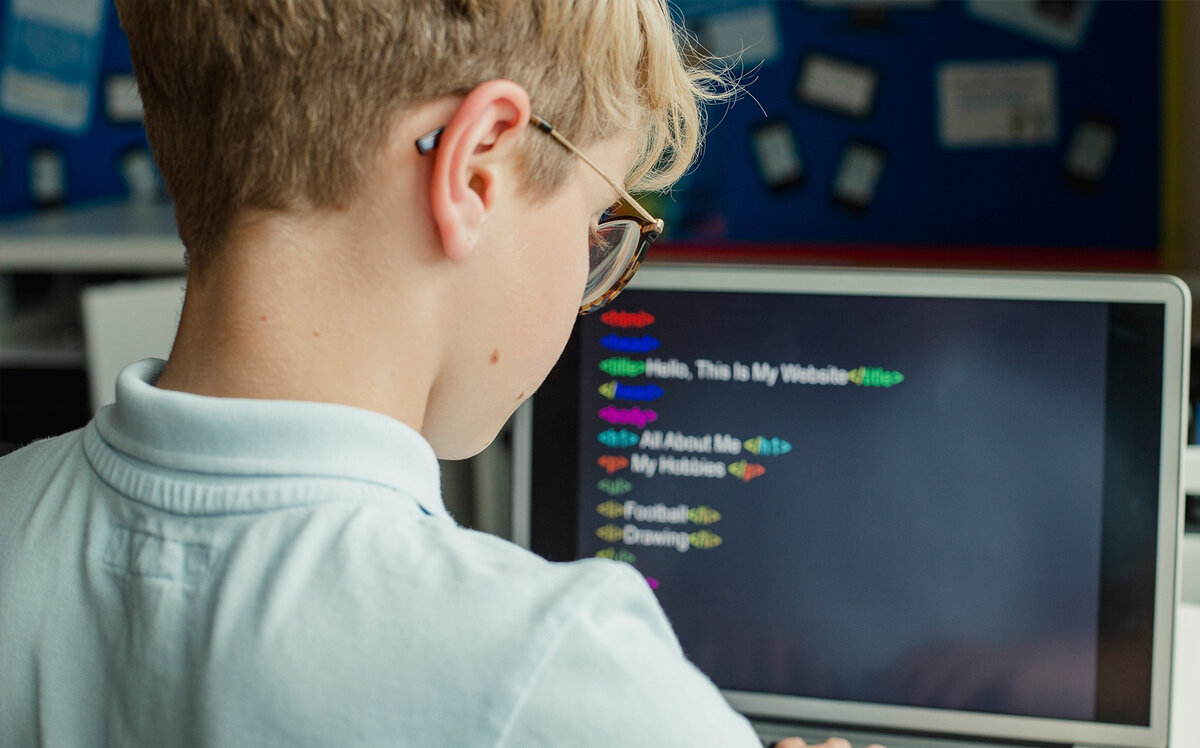 Школьник занимается программированием. Источник: istockphoto.com/ru