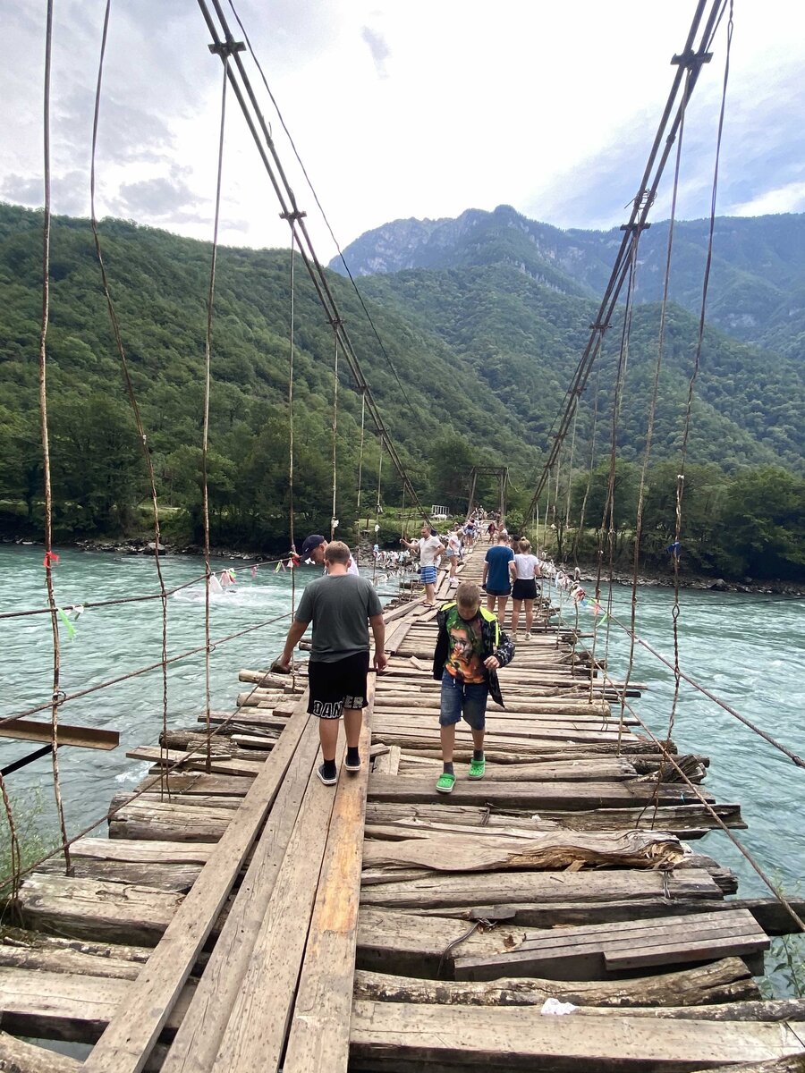 Подвесной мост в Абхазии по дороге на озеро Рица