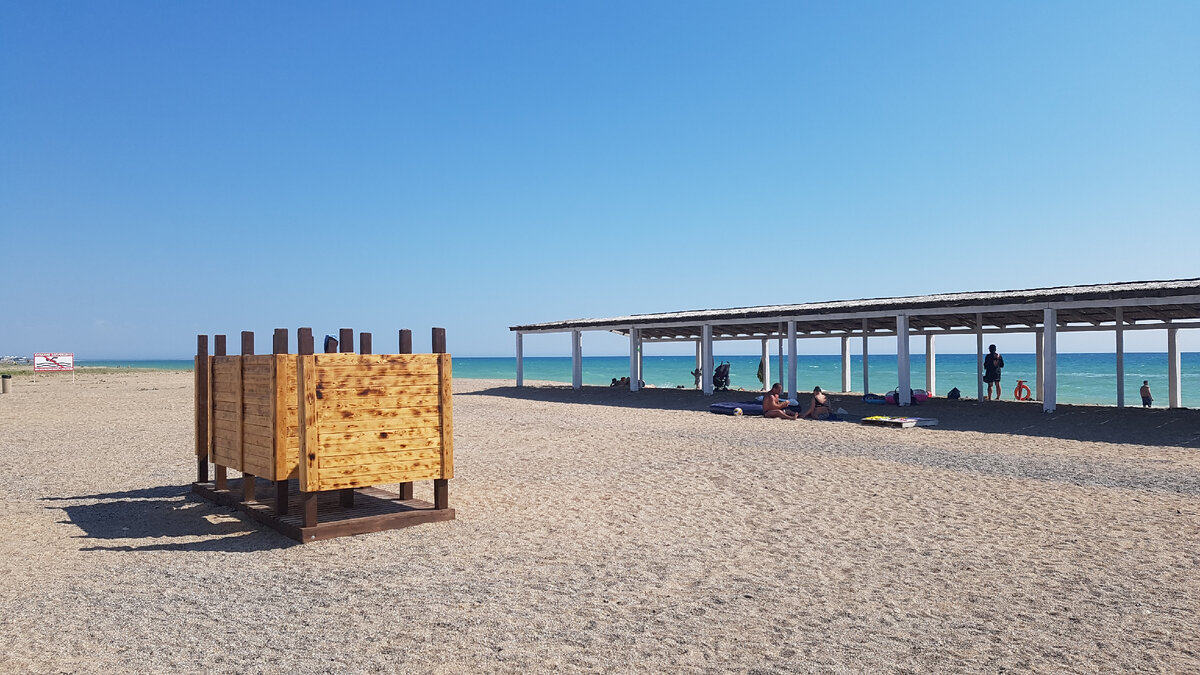 Пляж через дорогу, есть спасатели, душ, лежаки, массаж 