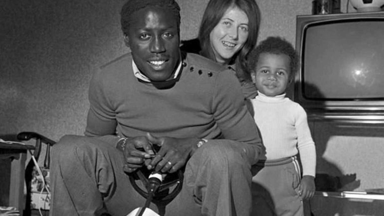 Все это время за игроком ухаживала жена.