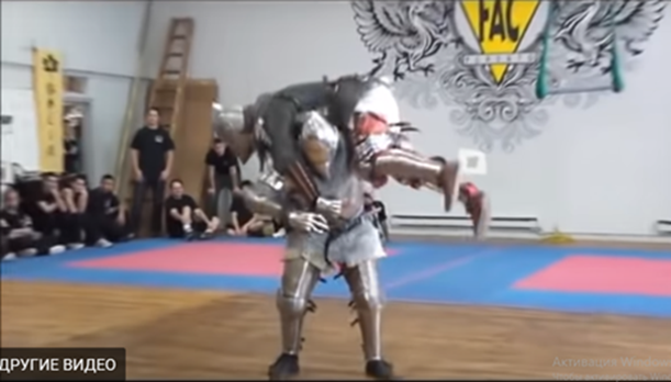 Реконструктор доказывает, что в доспехах, соответствующих ХІV в., он легко двигается и даже носит на плечах другого рыцаря