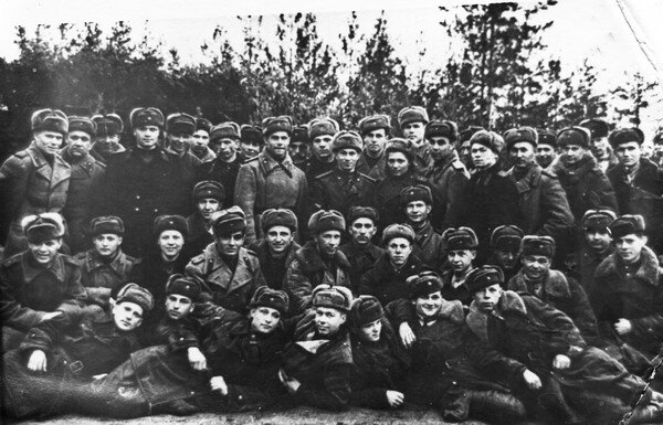 415 истребительный авиационный полк
Апполинария - верхний ряд, шестая справа. Фото 1944 года.