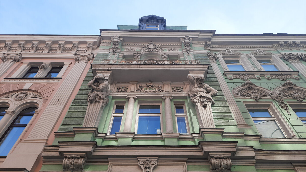 Посольское Подворье - яркий пример эклектики в московской архитектуре здание состоит из двух разных частей. Проект здания разрабатывает архитектор М.Ф. Казаков, Проект перестройки был поручен архитектору Б.В. Фрейденбергу, а«украшения фасада исп. мастерской М.Д. Кутырина».