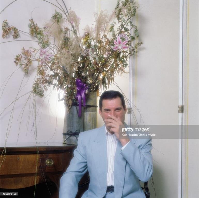  Фредди Меркьюри ржет над опусом Лесли-Энн Джонс в Японии в сентябре 1986 года