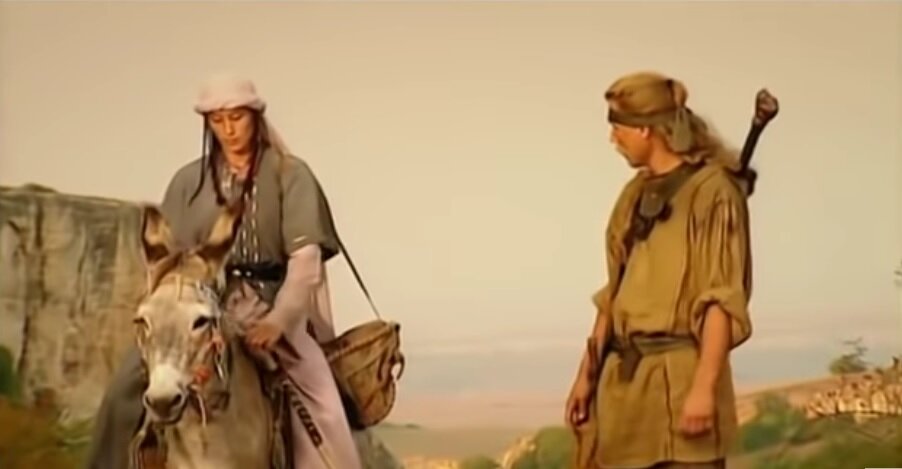 Когда про любовь говорит женщина, у которой нет ни мужа, ни детей – никого, кроме осла, поневоле начинаешь задумываться. 