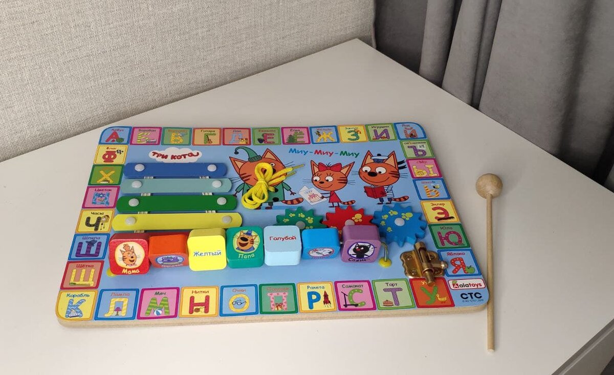 Игрушки от бренда NikushaToys. Бизиборды и пирамидка. Фото автора
