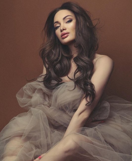 Видимо,  Женя хорошо помнит предыдущую попытку с арабским бизнесменом Маджидом  Гиагией, с которым они расстались из-за ее пристрастия к социальным  сетям.
Интересно, как скоро Евгения Феофилактова перестанет скрывать своего таинственного бойфренда?Не  секрет, что Женя уже давно не одинока, ее подписчики предположили, что  помимо дорогих подарков на день рождения она получила предложение руки и  сердца.
Евгения Феофилактова не отвечает на провокационные вопросы,  нагнетая интригу. Это только добавляет таинственности, намекая на то,  что в ее жизни появился Скорпион.