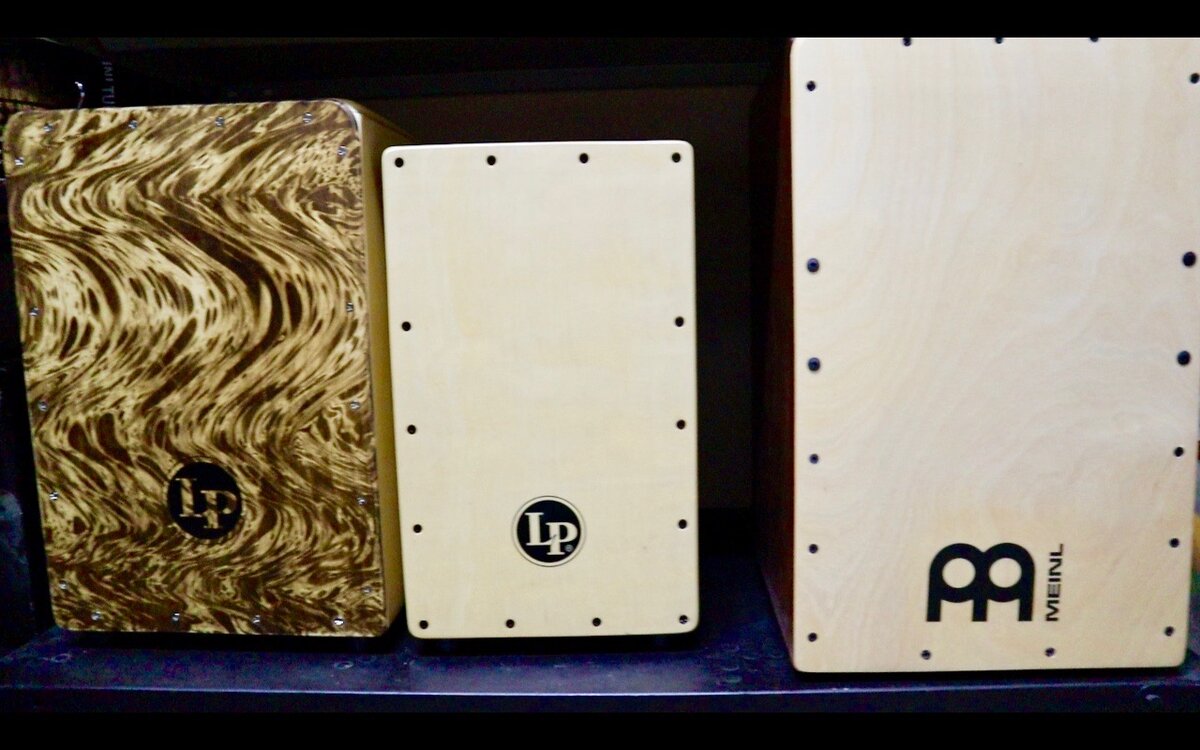 Кахоны фирм LP и Meinl в одном из магазинов Москвы