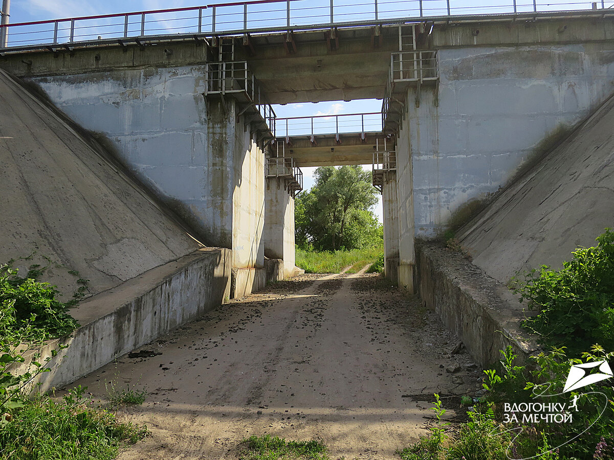Вдоль реки тянется железная дорога / листаем фото