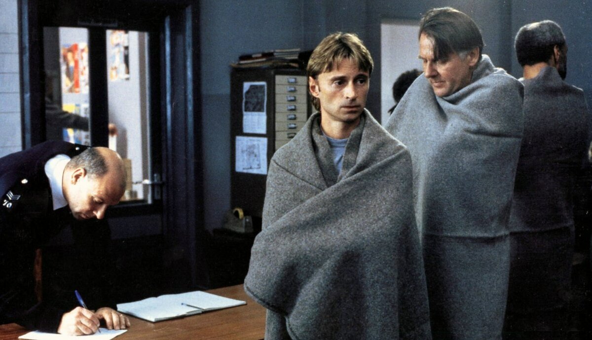 Кадр из фильма "Мужской стриптиз", 1997 г.