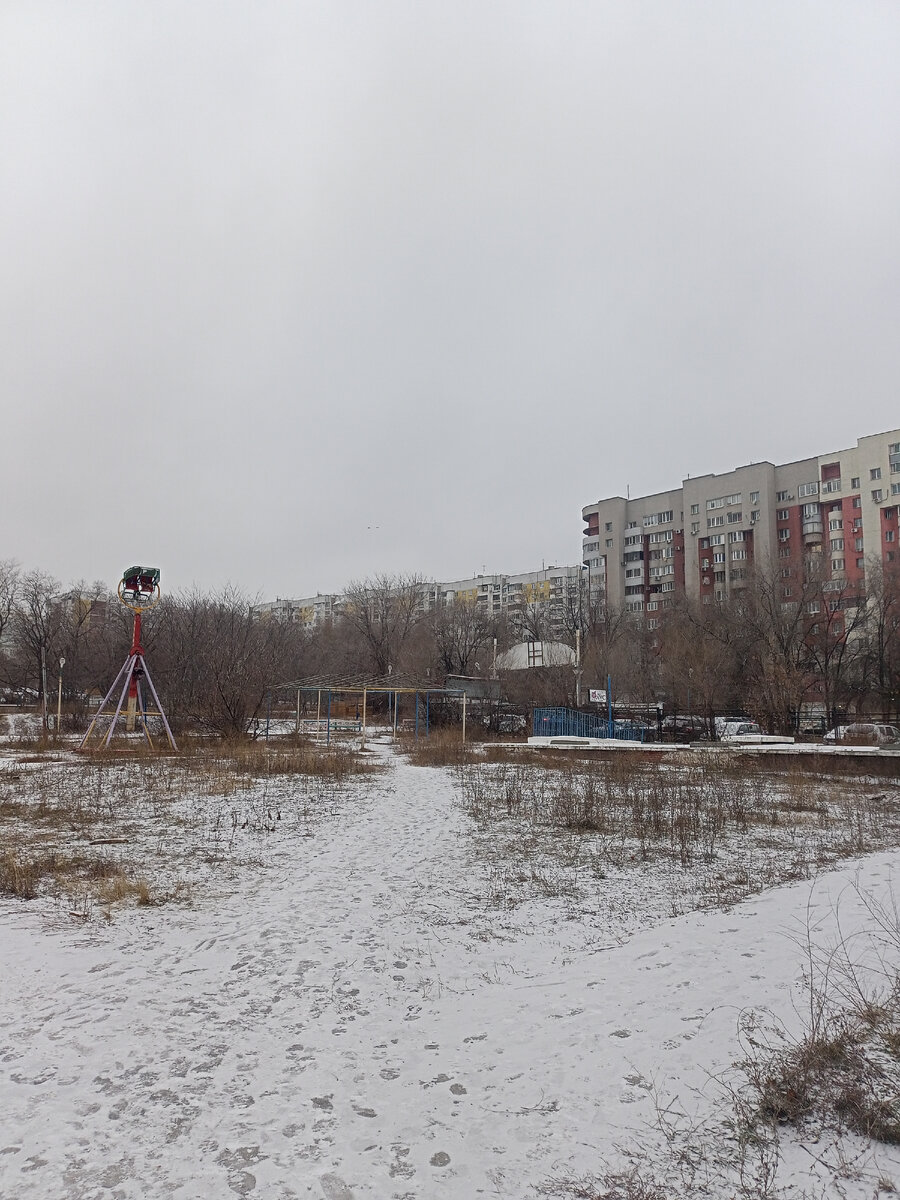 Некогда облагороженная территория постепенно разрушается.